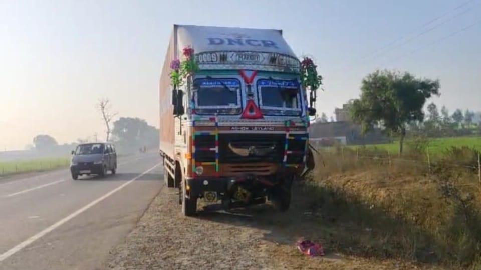 Sahjahanpur Road Accident Car and container collide in Shahjahanpur six friends including cousins died