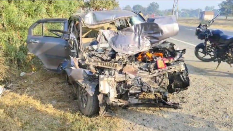 Sahjahanpur Road Accident Car and container collide in Shahjahanpur six friends including cousins died