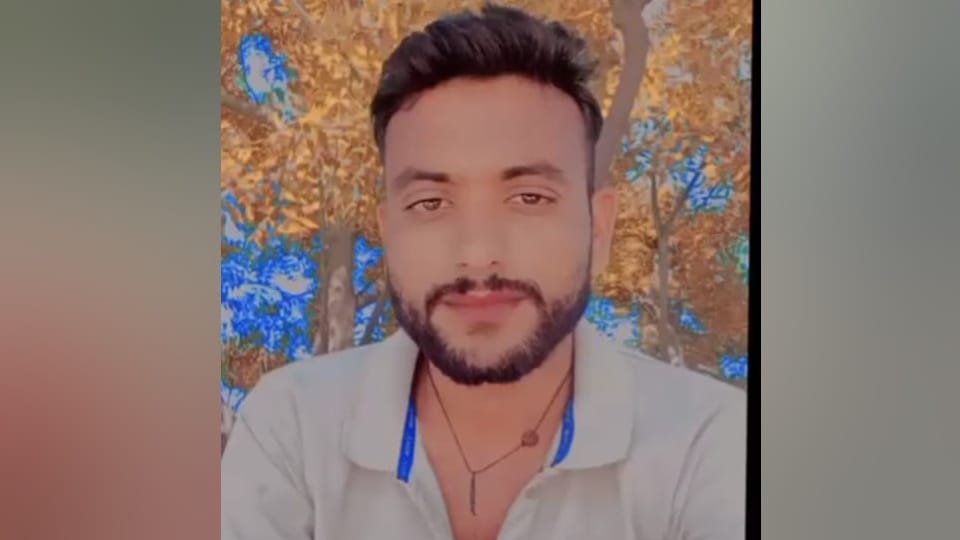 Sahjahanpur Road Accident Car and container collide in Shahjahanpur six friends including cousins died