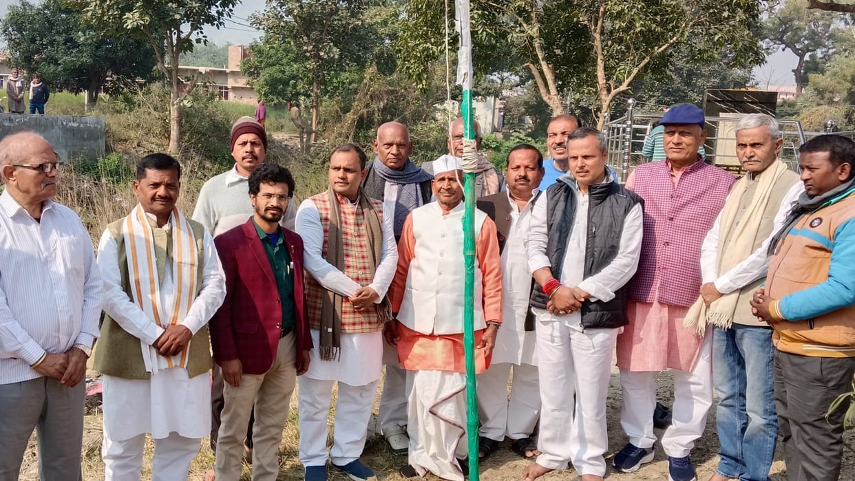 Saran: Republic Day in Mukreda village, martyr Ram Bahal Singh Lal Saheb Singh names inscribed on India Gate