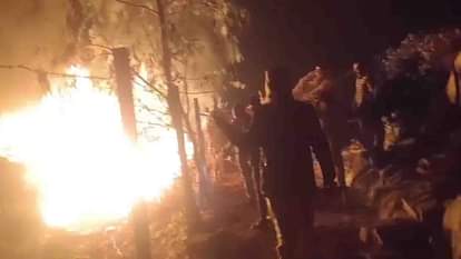 Unnao: एक्सप्रेसवे पर वाहन की टक्कर से खंती में पलटा सरसों का तेल भरा टैंकर, जला tanker full of mustard oil overturned in ditch after being hit by vehicle on expressway, and burned