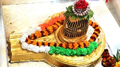 तिरंगा फूलों से सजे बाबा विश्वनाथ : ज्योतिर्लिंग का हुआ विशेष पूजन, हर-हर महादेव के साथ गूंजा भारत माता की जय Baba Vishwanath decorated flowers Special worship Jyotirlinga Bharat Mata Ki Jai and Har Har Mahadev