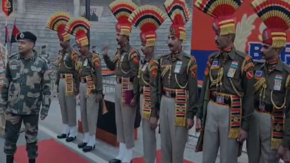 वाघा बॉर्डर पर बीएसएफ ने ध्वजारोहण किया।