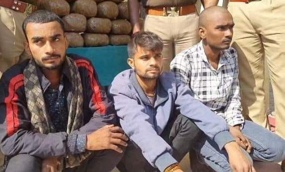Three smugglers arrested with 40 kg ganja from auto in Chandauli