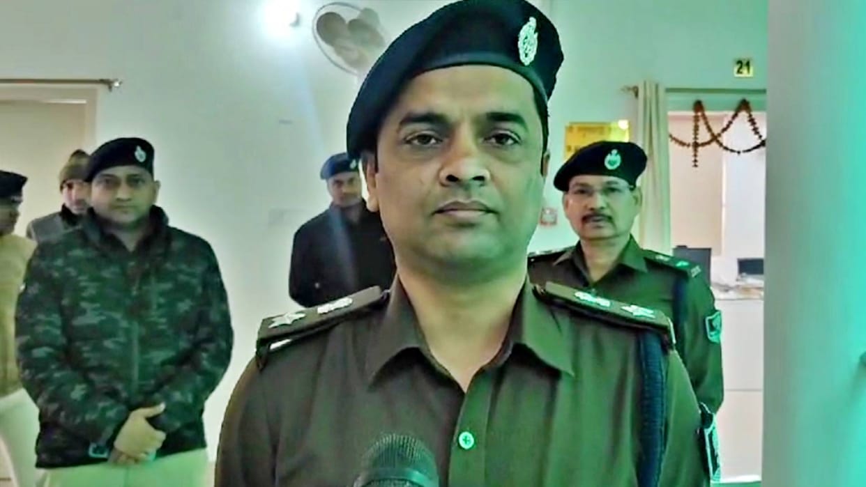 Crime in Bihar Encounter between police and criminals in Darbhanga one criminal injured due to bullet injury