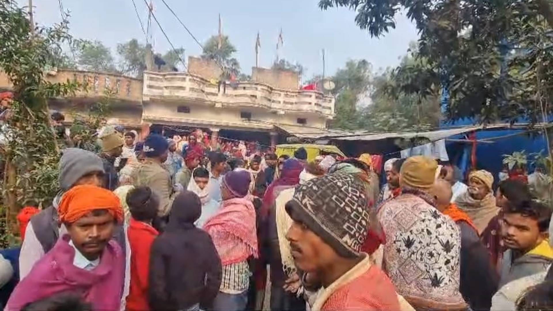 मृतक के परिजन और ग्रामीण