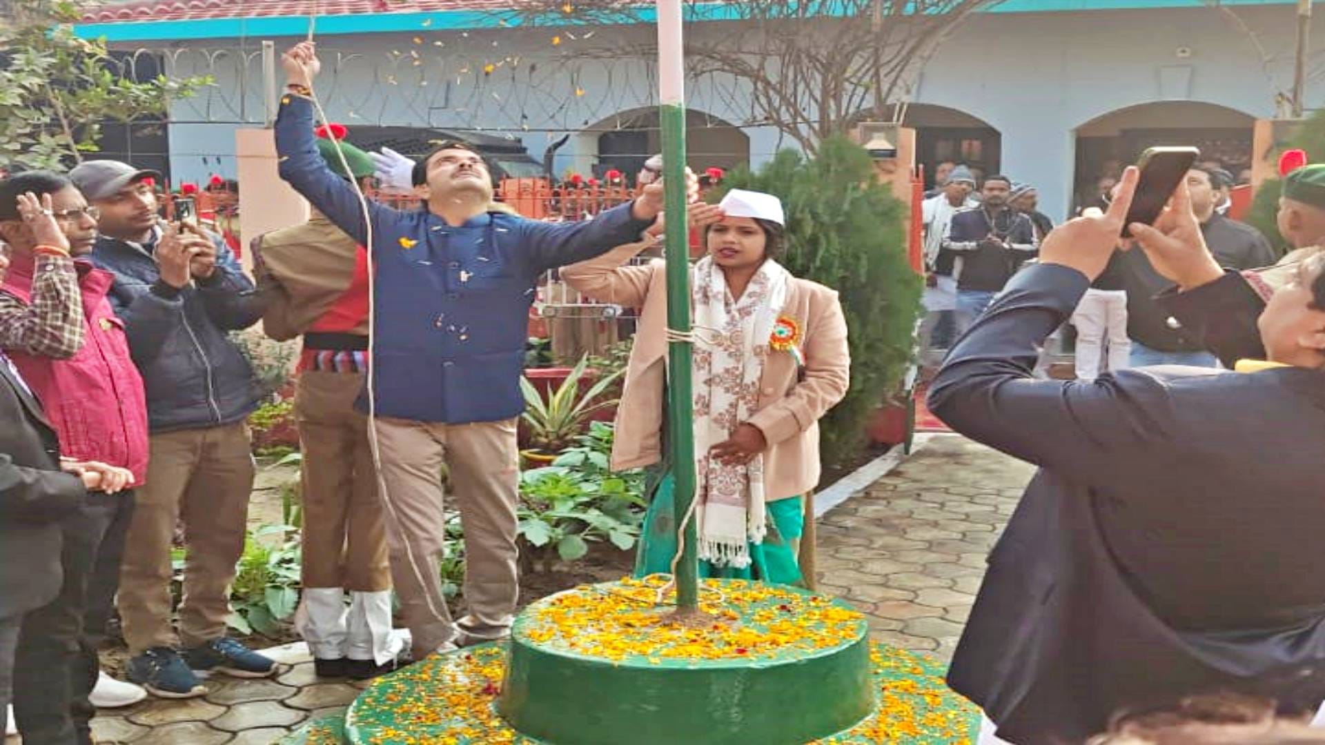 कहलगांव नगर पंचायत में उपाध्यक्ष रेखा देवी झंडोत्तोलन करती हुई