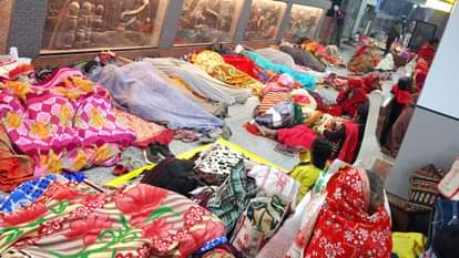 Mahakumbh 2025 reversal in Kashi crowd of devotees from railway station to Godowlia Chowk