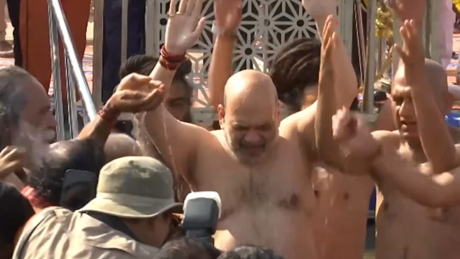 Home Minister Amit Shah took a dip in Sangam with son Jai Shah, CM Yogi presented a silver Kalash