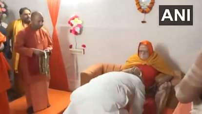 Mahakumbh Prayagraj 2025 Live Updates Devotees Sangam Ghats Snan Maha Kumbh Mela Photos Videos News in Hindi