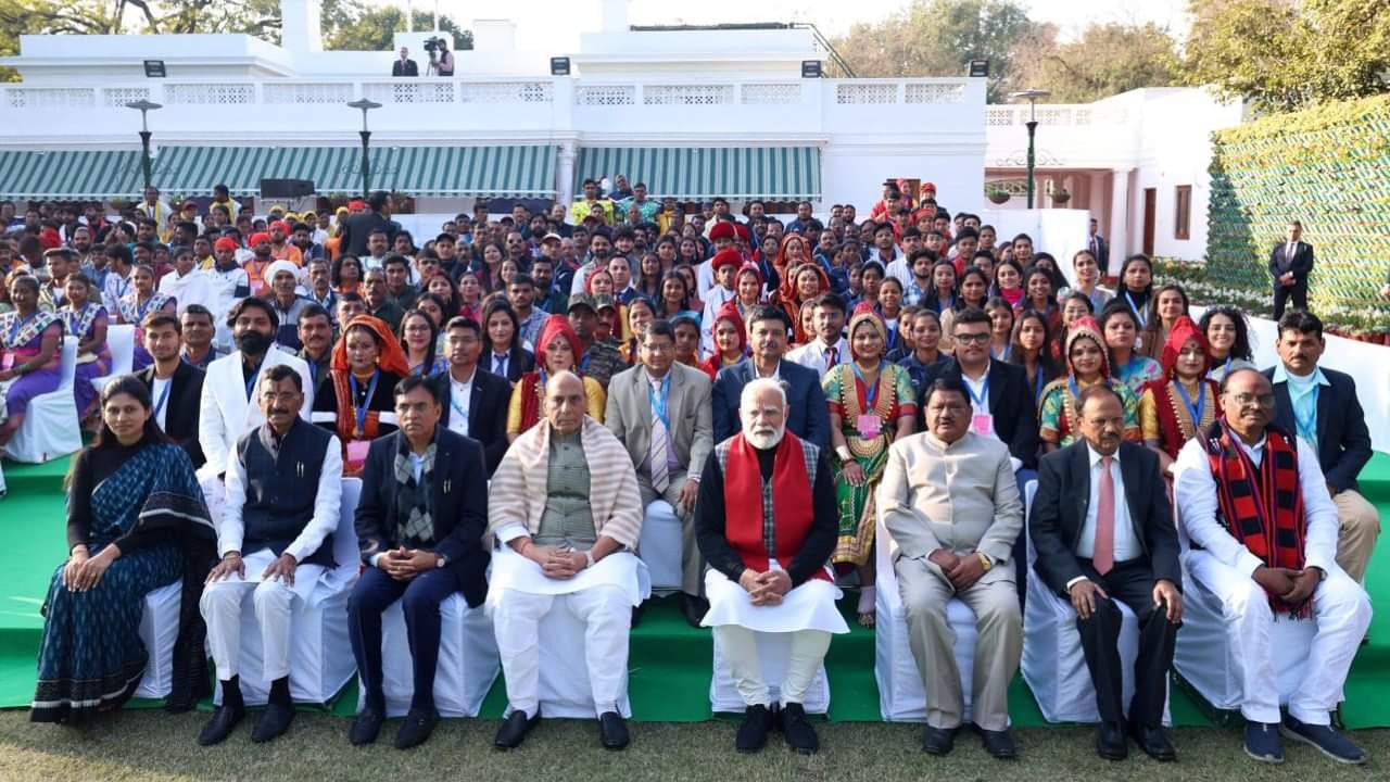 पीएम मोदी के साथ कलाकार।