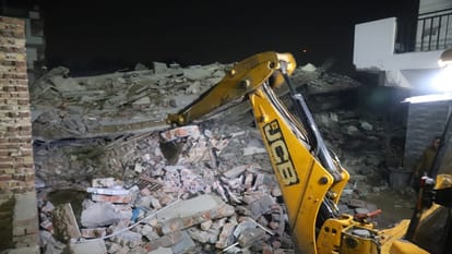 building collapses in Burari many people buried under debris rescue operation underway