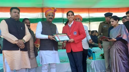 क्रिकेटर अदिति को सम्मानित करते मंत्री कृष्ण कुमार बेदी।