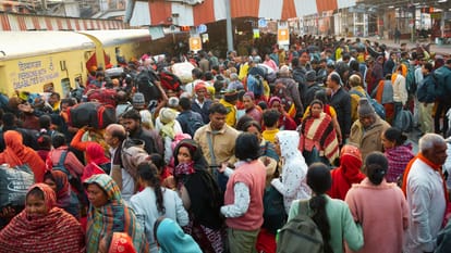 Mahakumbh Crowd Cantt station out of control escalator closed holding area full special trains ran