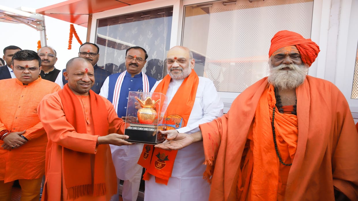 Home Minister Amit Shah took a dip in Sangam with son Jai Shah, CM Yogi presented a silver Kalash