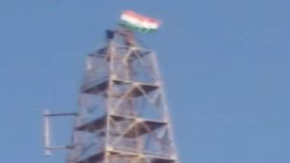 मोबाइल टॉवर पर चढ़ा युवक