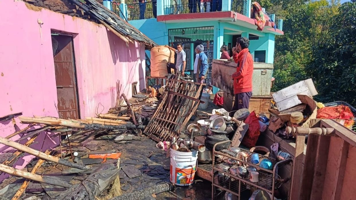 Hamirpur News Fire broke out in a house and a cowshed in Hamirpur loss estimated at Rs 6 lakh