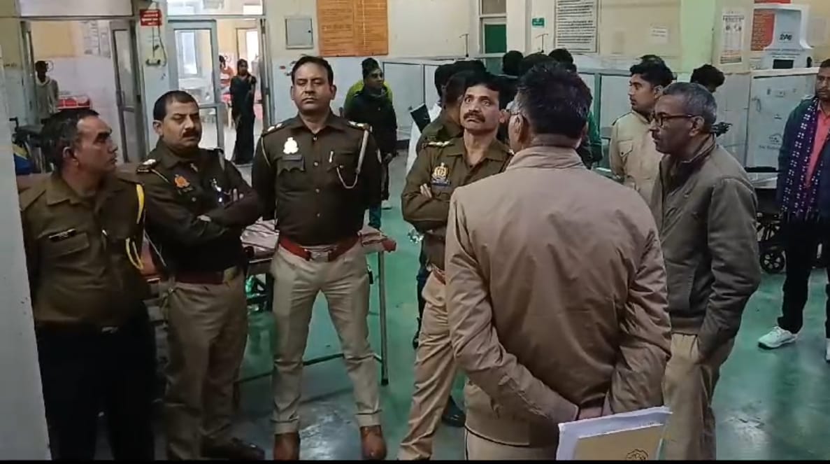 Ruckus in Mainpuri District Hospital: Woman kept writhing in pain doctor busy on mobile angry family beat up