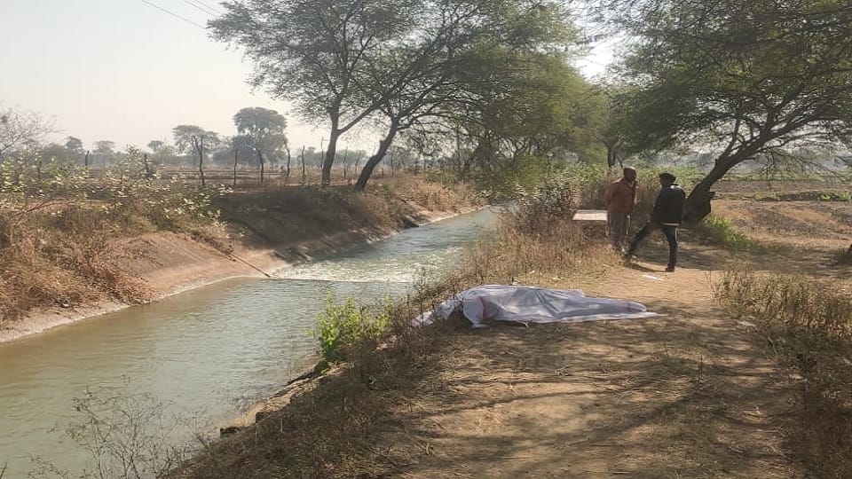 body of a farmer was found in the canal he had left home to water the fields in Janjgir Champa