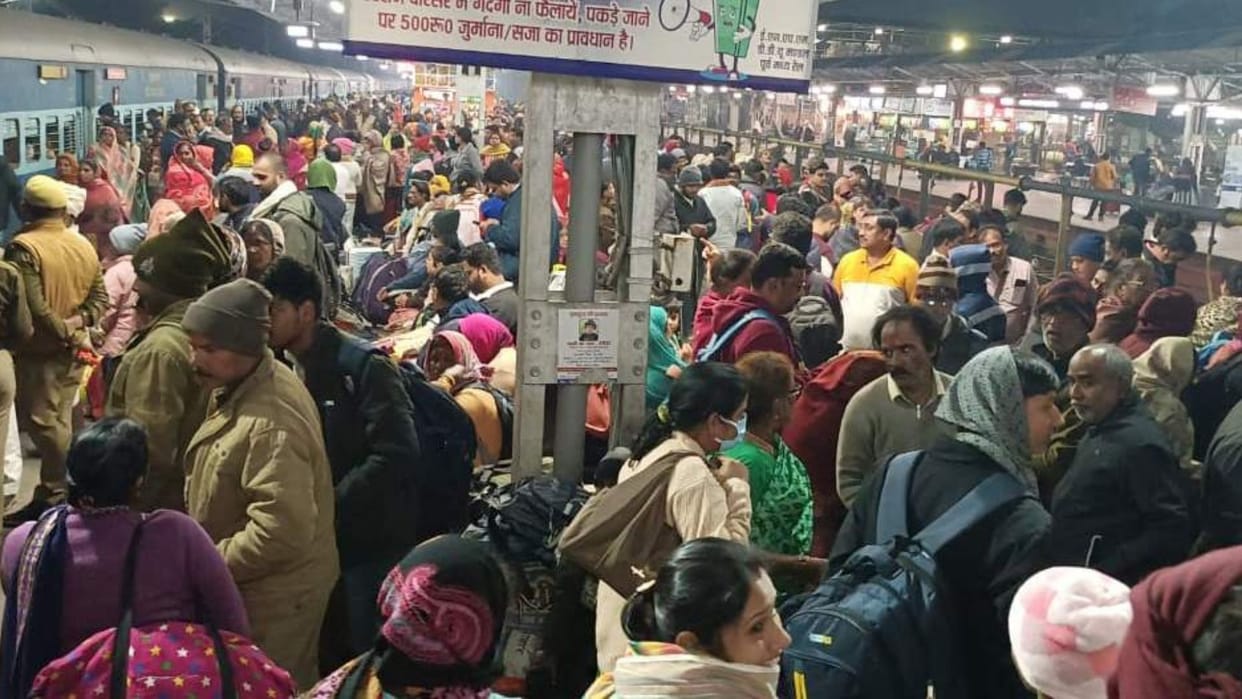 MahaKumbh 2025 Special trains going to Prayagraj stopped 10 thousand passengers stranded