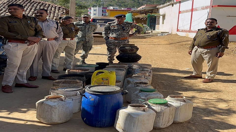 400 kg of Mahua Lahan was kept for making illegal raw liquor police destroyed it on spot in Kabirdham