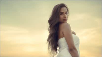 Mahakumbh 2025 actress poonam Pandey heads to prayagraj netizens reacted and trolled her