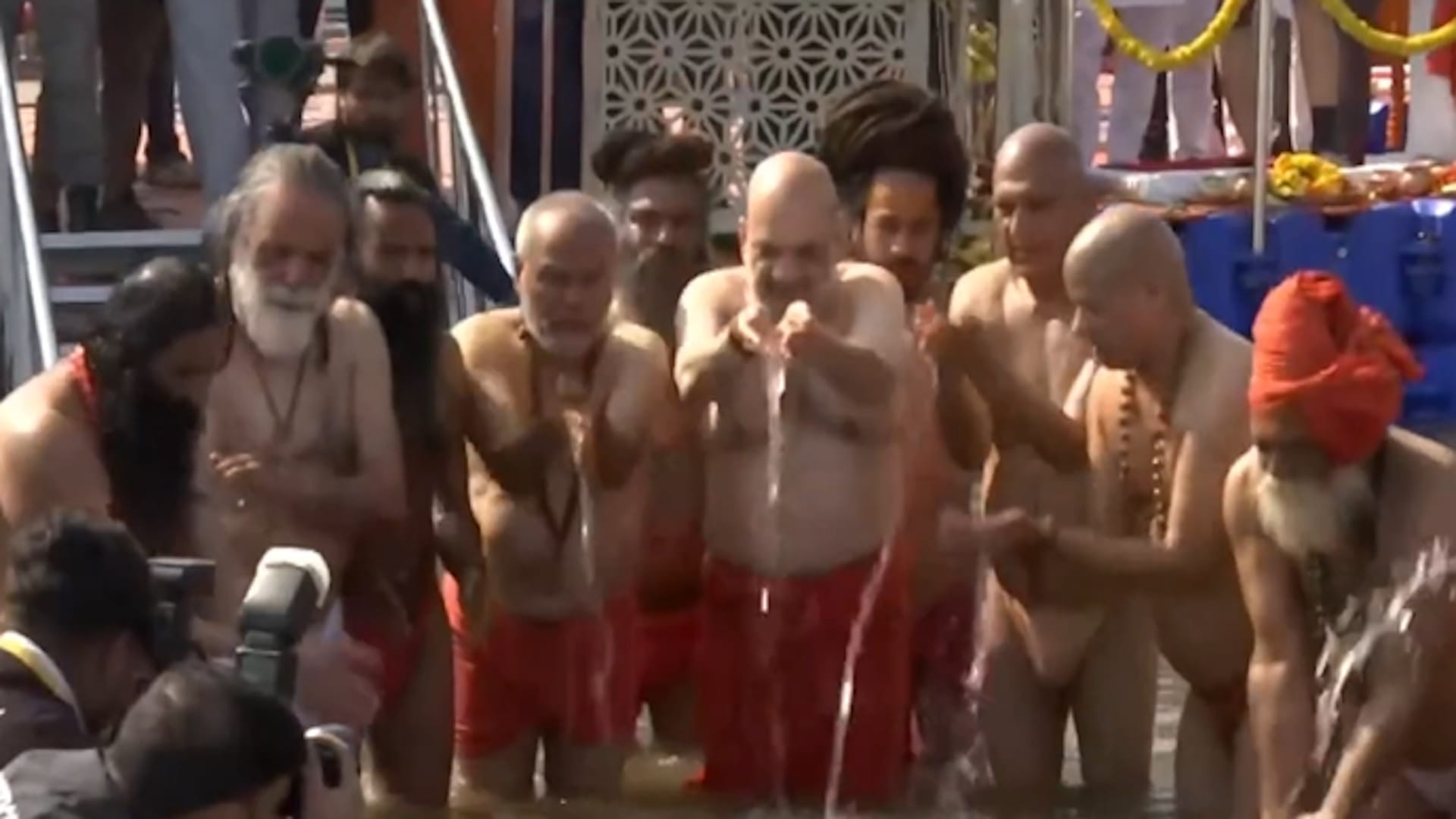 Home Minister Amit Shah took a dip in Sangam with son Jai Shah, CM Yogi presented a silver Kalash
