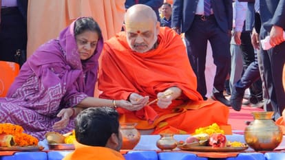 Home Minister and Chief Minister became common devotees as soon as they landed in the lap of Mother Ganga