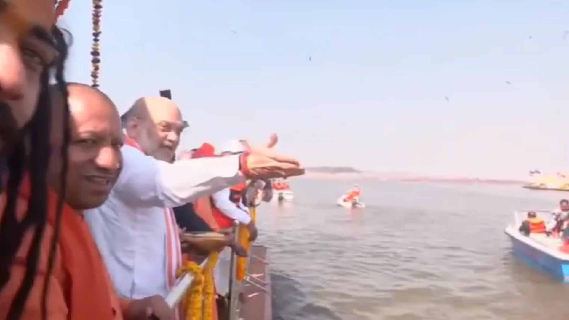 Home Minister Amit Shah took a dip in Sangam with son Jai Shah, CM Yogi presented a silver Kalash