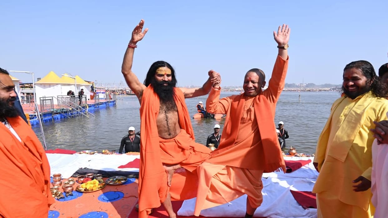 CM Yogi practiced yoga with yoga guru Baba Ramdev, photo is being shared widely on social media.