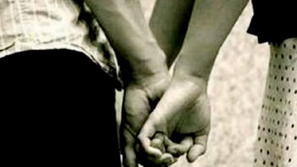 Baghpat: Division of doctor husband, will stay with both wives for three days each