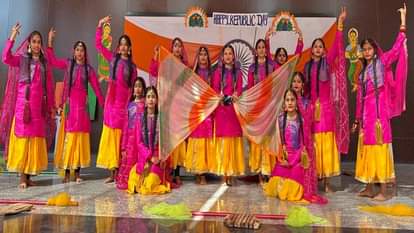 सांस्कृतिक कार्यक्रम प्रस्तुत करतीं छात्राएं