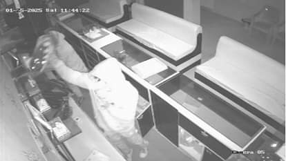 महेंद्रगढ़ में ज्वेलर्स की दुकानों में चोरी: रात के अंधेरे में घुसे नकाबपोश, लाखों के जेवरात चुराए Theft in two jewelery shops in Satnali Mahendragarh