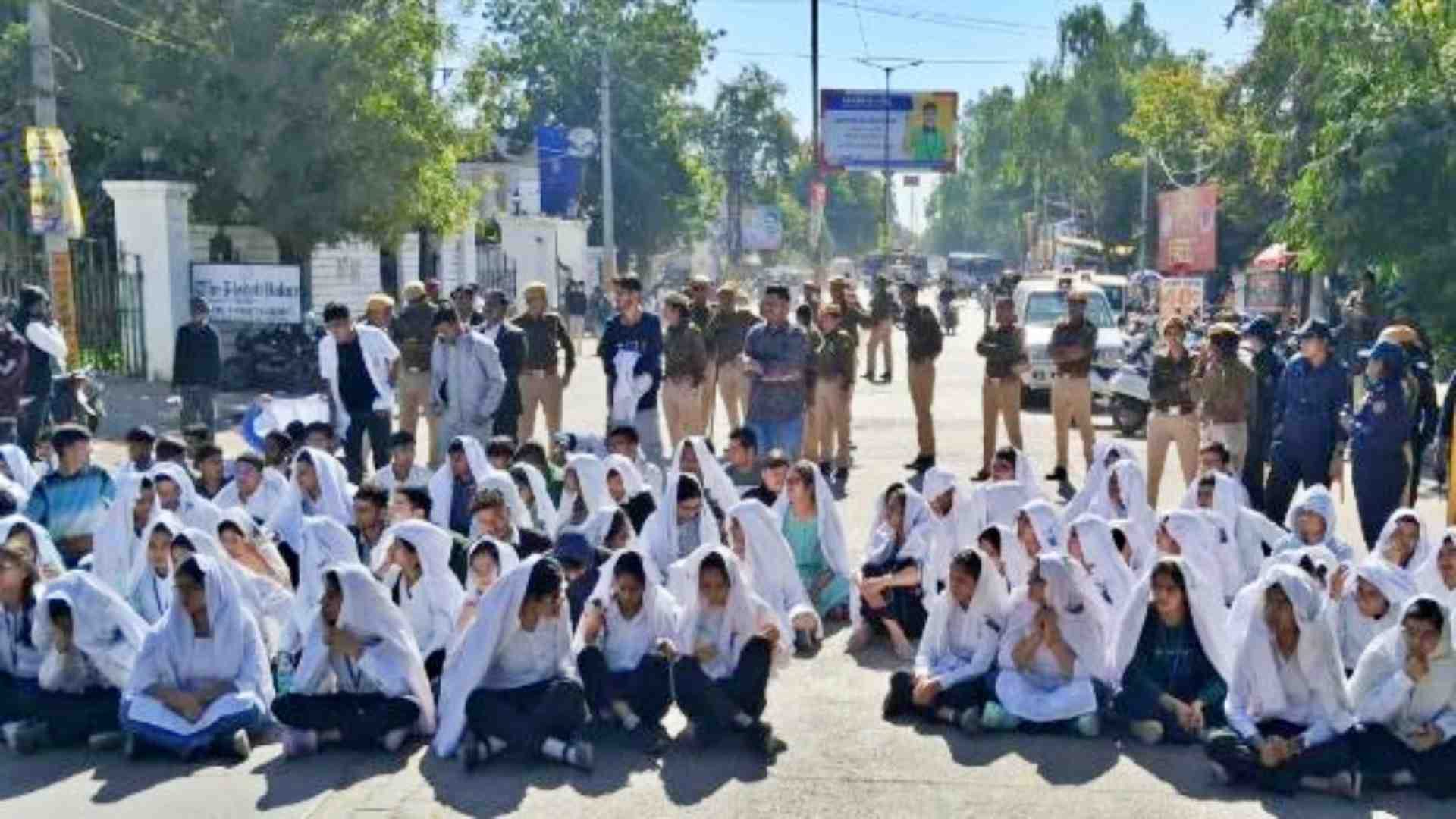 सड़क पर प्रदर्शन करते मेडिकल छात्र।