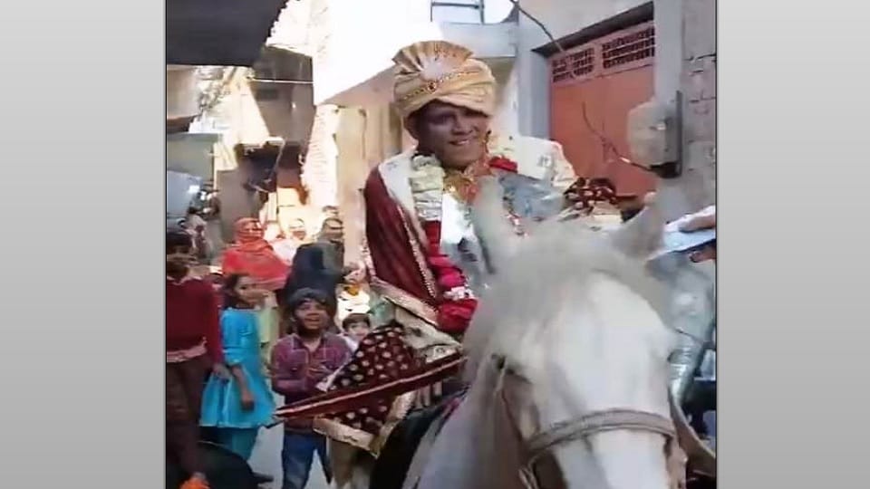 Meerut: The father of seven children married the mother of three children... Only the children choos the bride