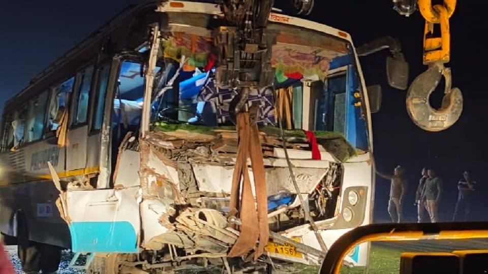 Bus going from Himachal to Prayagraj collides with a crane 32 devotees injured