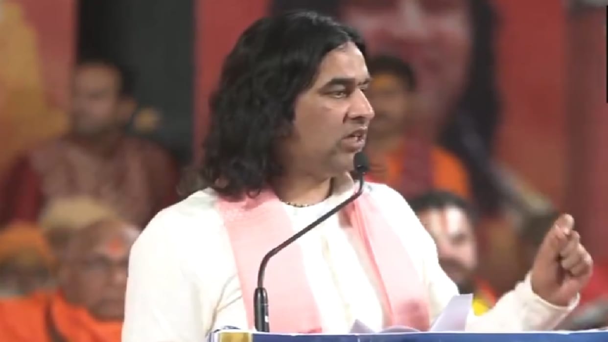 Mahakumbh Prayagraj 2025 Live Updates Devotees Sangam Ghats Snan Maha Kumbh Mela Photos Videos News in Hindi