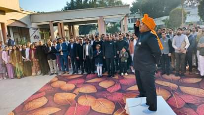 ध्वजारोहण के बाद ध्वज को सलामी देते डीएम संजीव रंजन