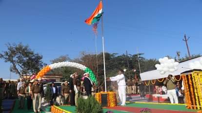 ध्वजारोहण करते राज्य मंत्री धर्मवीर प्रजापति