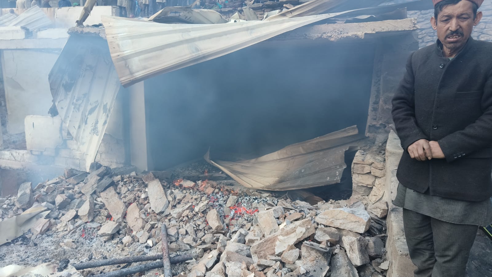 Uttarakhand News Massive fire Broke Out in Uttarkashi Savni Village Many Houses Burned woman dead Photo
