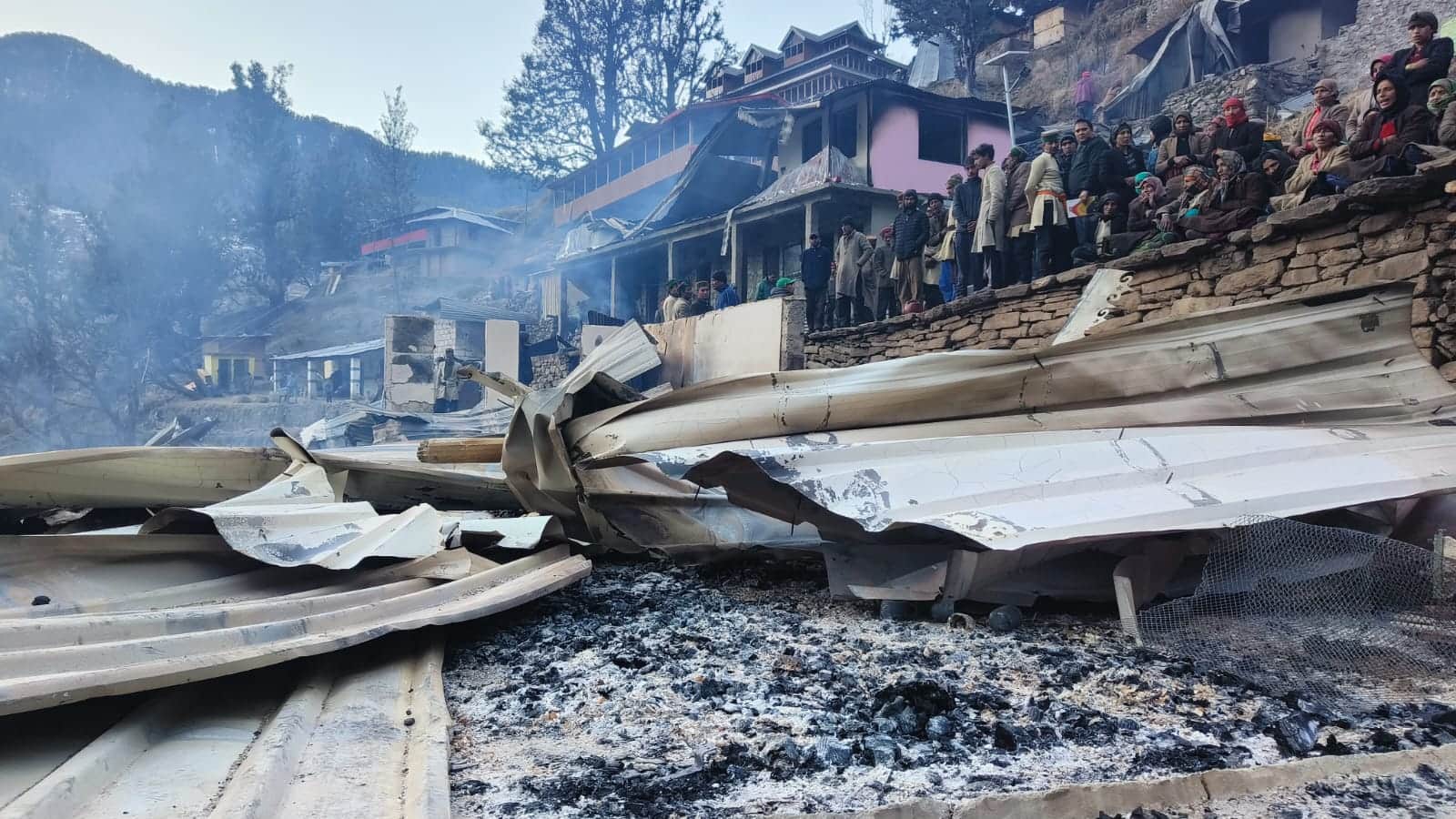 Uttarakhand News Massive fire Broke Out in Uttarkashi Savni Village Many Houses Burned woman dead Photo