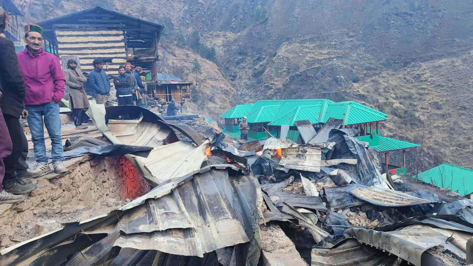 Uttarakhand News Massive fire Broke Out in Uttarkashi Savni Village Many Houses Burned woman dead Photo