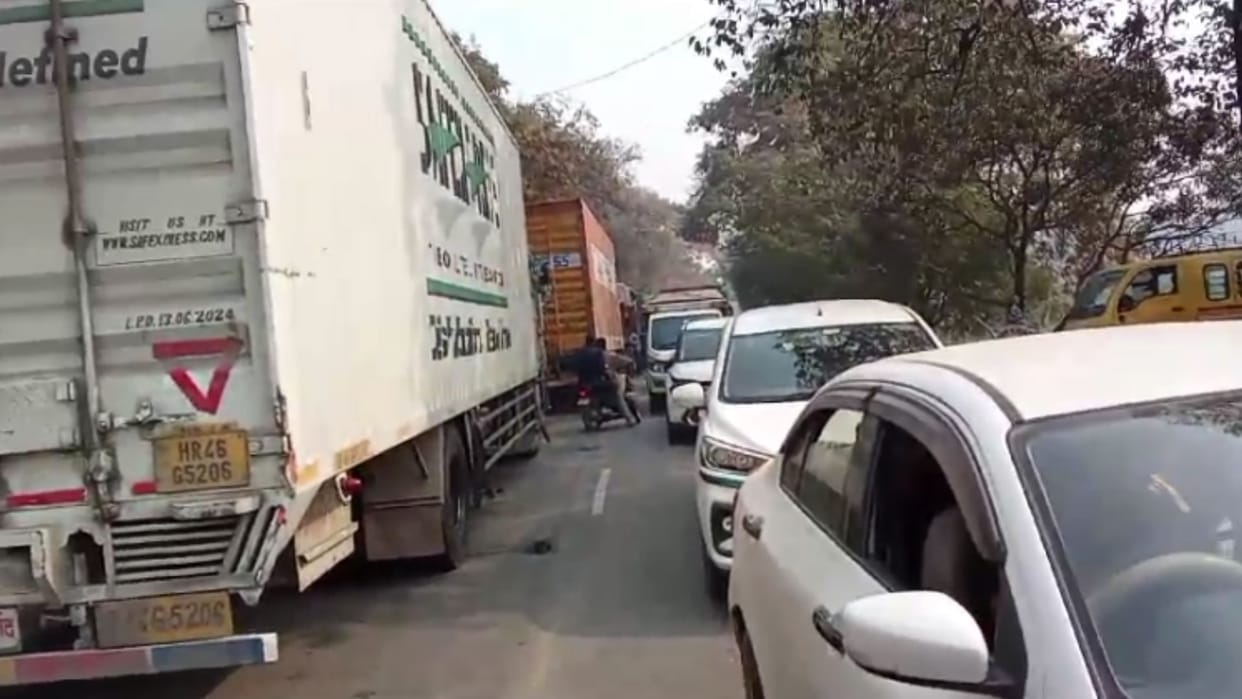 Mahakumbh and mauni amavasya 2025 traffic jam for 18 hours for 20 km in ballia