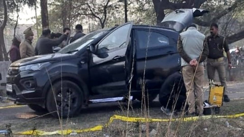 Aligarh Suicide News body of a drug dealer son was found in his car in Aligarh