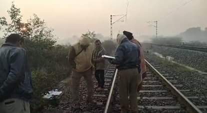 Dead body of unknown youth found on the side of railway track in Amethi.