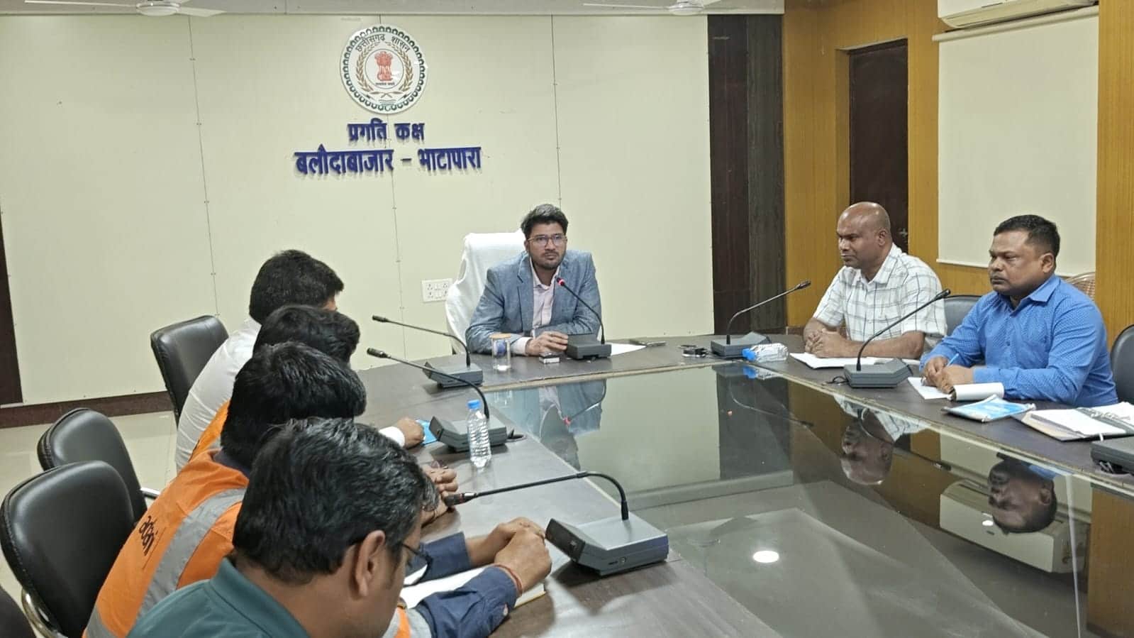 अधिकारियों के साथ बैठक करते कलेक्टर