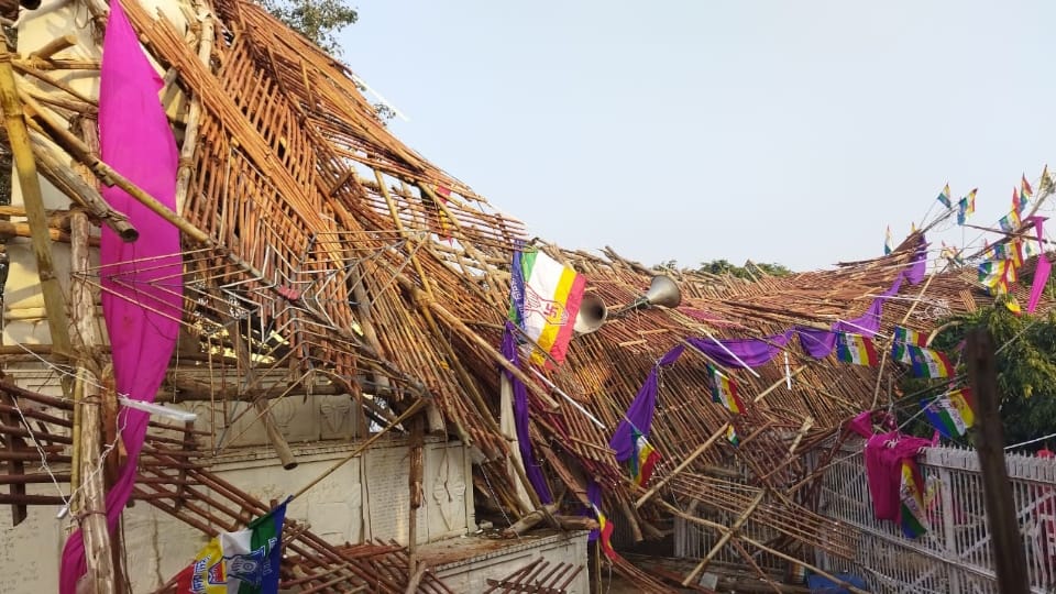 UP News Stage collapsed due to breaking of stairs during Nirvana Mahotsav in Baraut baghpat