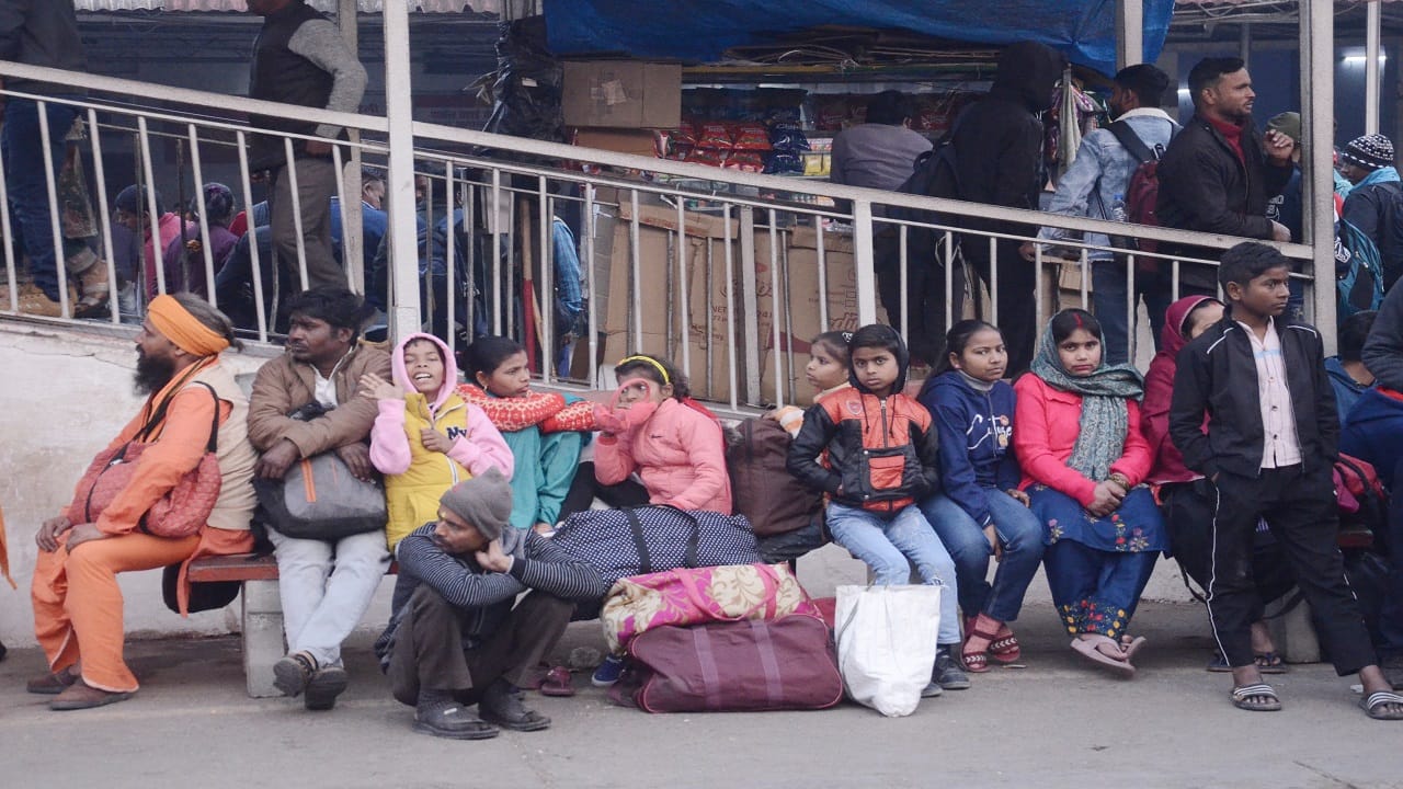 Mahakumbh 2025 huge crowd of devotees in trains going to Prayagraj