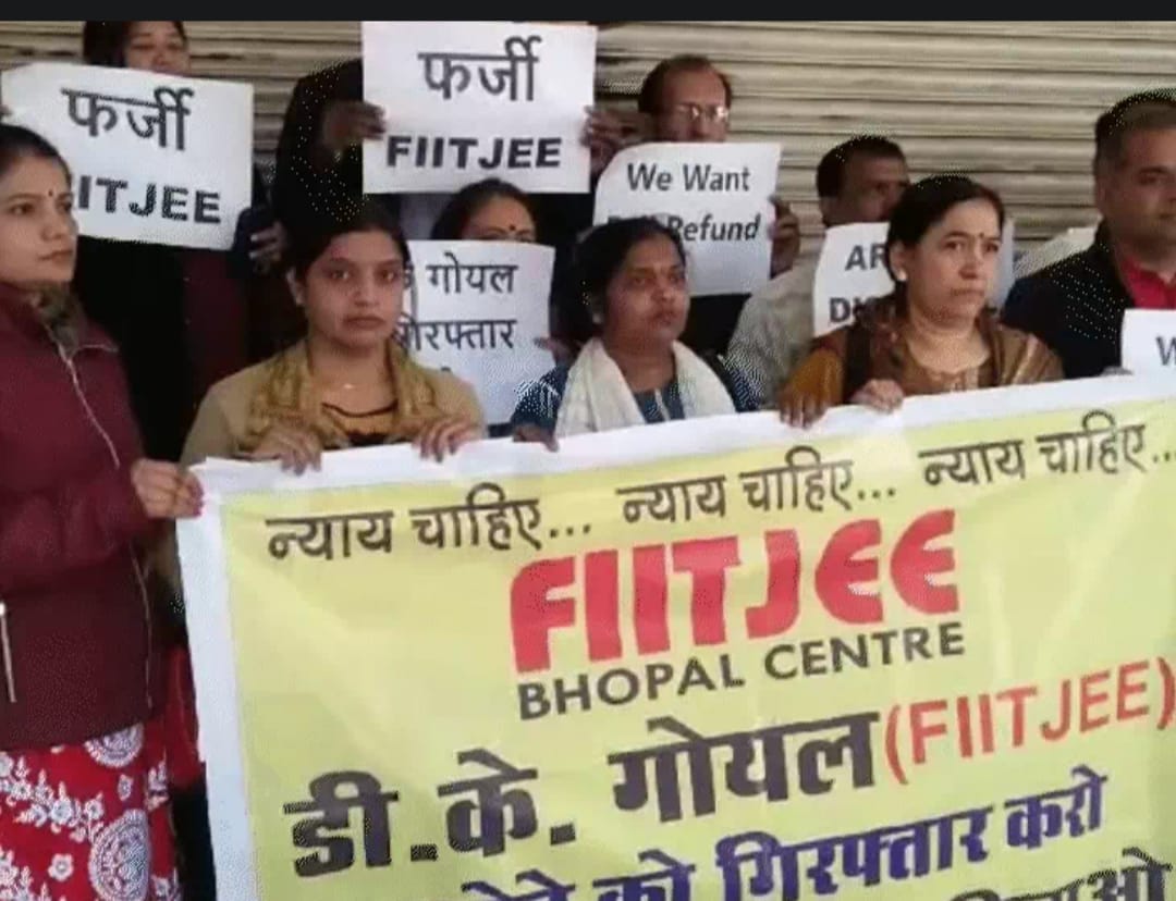 Bhopal: Parents protested outside FIITJEE coaching, demanded the arrest of the coaching owner, police is inves