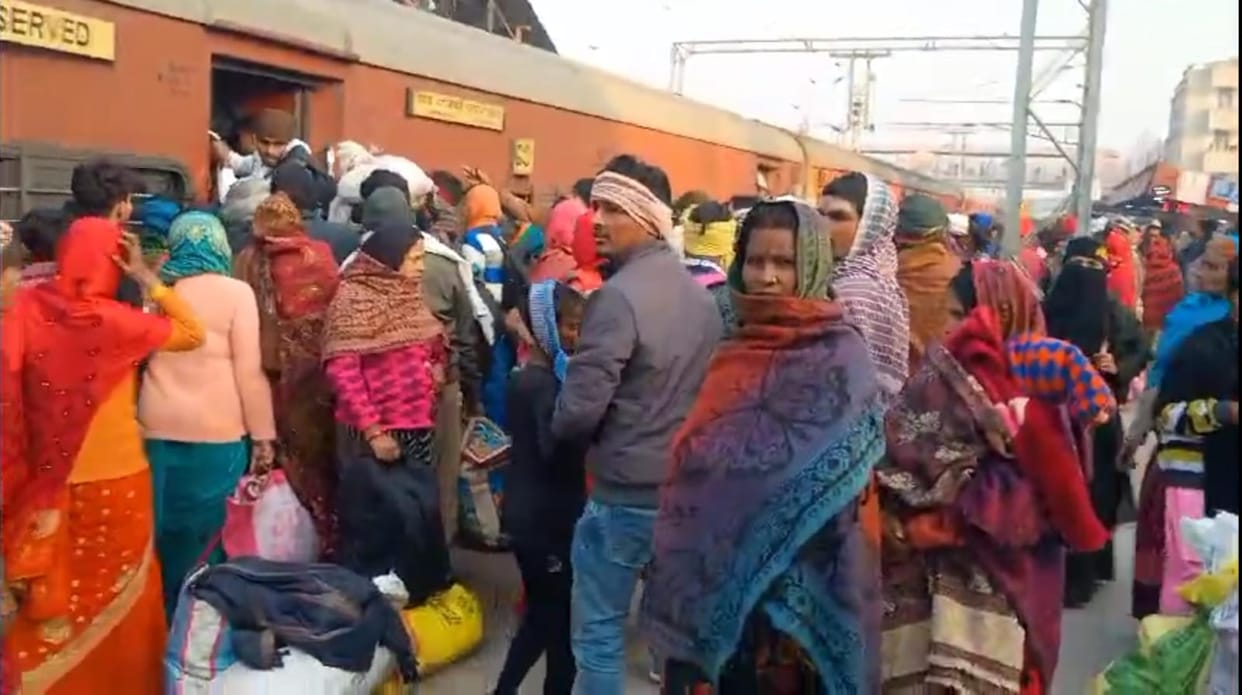Bihar News: Passengers going to Mahakumbh in Gaya pelted stones at the express train; Kalka Mail Express